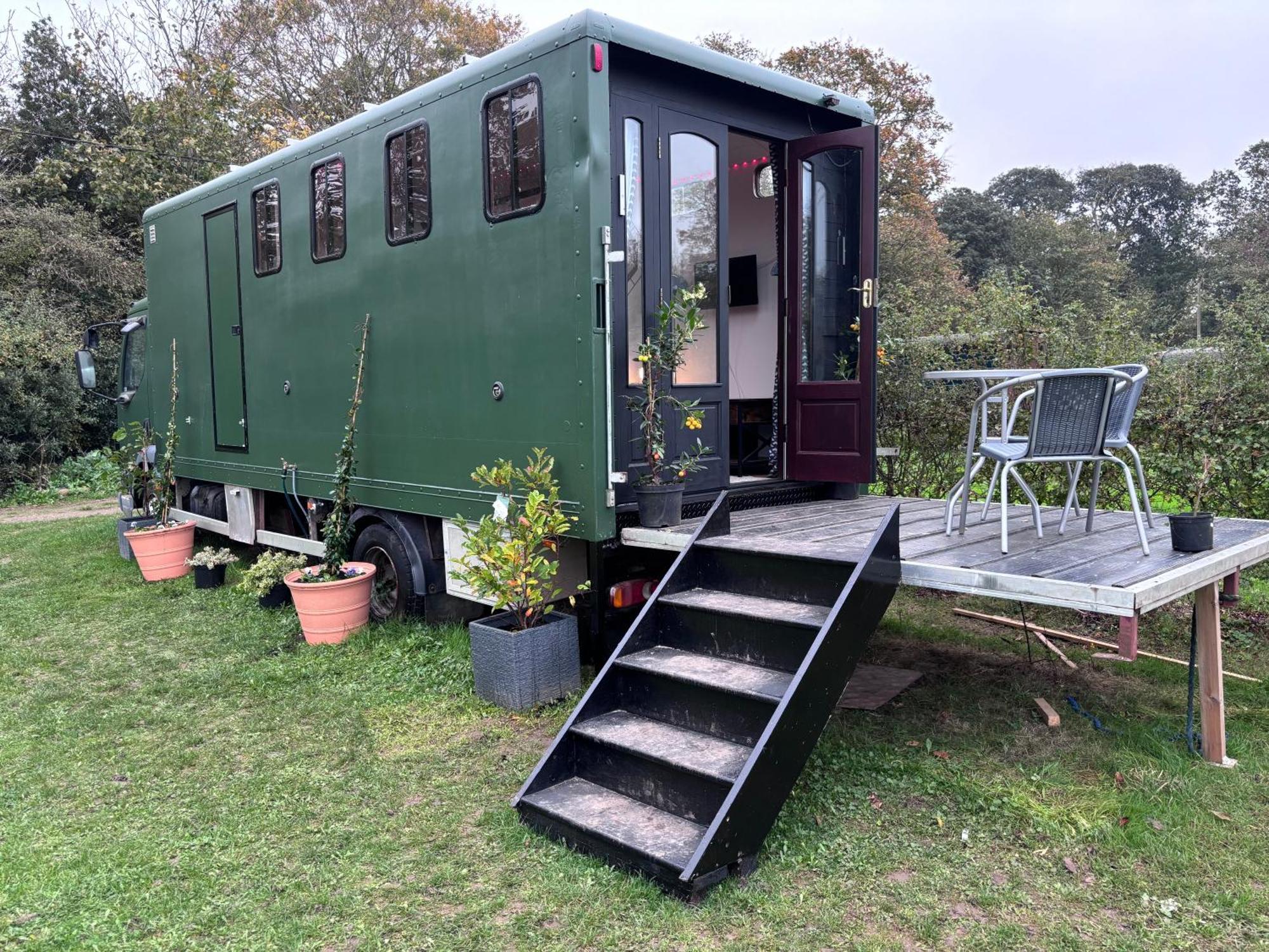 Quex Livery Glamping 伯青顿 外观 照片