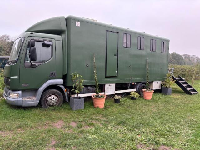 Quex Livery Glamping 伯青顿 外观 照片